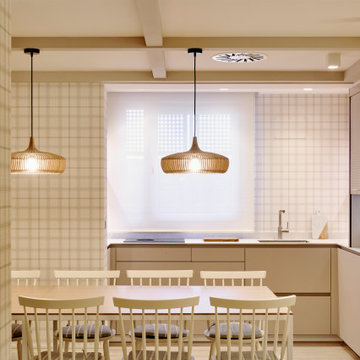 Diseño interior de cocina comedor en tonos claros