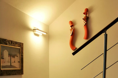 Idee per un soggiorno minimalista aperto con pareti bianche e parquet scuro
