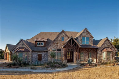Example of a classic home design design in Dallas