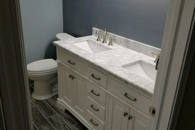 他の地域にあるおしゃれな浴室 (白いキャビネット、洗面台2つ) の写真