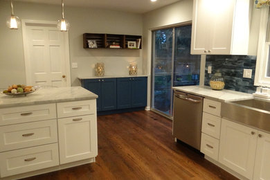 Kitchen - modern kitchen idea in Chicago