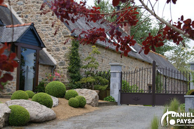 Photo of a midcentury entryway in Rennes.