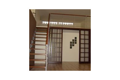 Imagen de comedor minimalista de tamaño medio abierto con paredes beige y suelo de madera clara