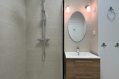 Cette image montre une salle de bain traditionnelle de taille moyenne avec des portes de placard beiges, une douche ouverte, un mur beige, un lavabo suspendu et un plan de toilette blanc.