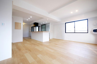 Imagen de salón abierto minimalista con paredes blancas, suelo de madera clara, suelo beige, papel pintado y papel pintado