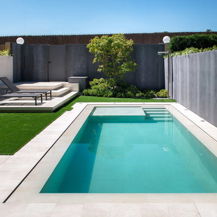 Mittelgroßer, Gefliester Moderner Pool in rechteckiger Form in Madrid