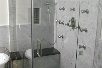 Example of a classic bathroom design in Los Angeles