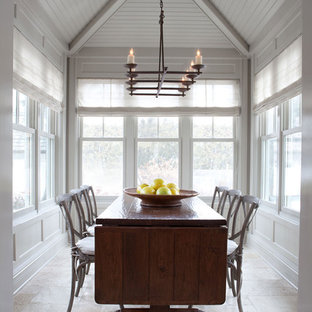 Geschlossenes, Kleines Klassisches Esszimmer ohne Kamin mit weißer Wandfarbe, Travertin und beigem Boden in Chicago
