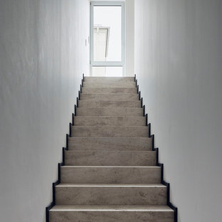 Foto de escalera recta, moderna, extra grande, con escalones de travertino y contrahuellas de travertino