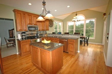 Kitchen - traditional kitchen idea in Detroit