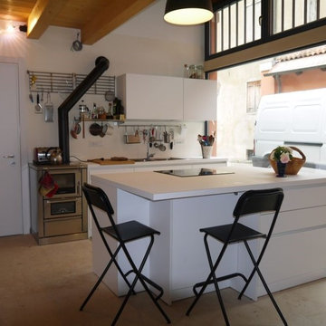 Una cucina ad isola contemporanea in una villa rustica