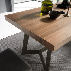 Piazza | closeup - Dining Tables