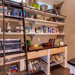 Bild på ett stort amerikanskt beige beige kök, med en nedsänkt diskho, skåp i shakerstil, beige skåp, granitbänkskiva, stänkskydd med metallisk yta, stänkskydd i mosaik, integrerade vitvaror, mörkt trägolv, en köksö och brunt golv