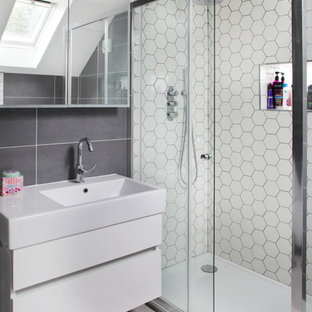 Inspiration pour une salle de bain design avec un carrelage gris, un carrelage blanc, des carreaux de porcelaine, un sol en vinyl, une cabine de douche à porte coulissante, un placard à porte plane et des portes de placard blanches.
