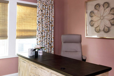 ローリーにあるお手頃価格の小さなトランジショナルスタイルのおしゃれなホームオフィス・書斎 (ピンクの壁、カーペット敷き、自立型机、ベージュの床) の写真