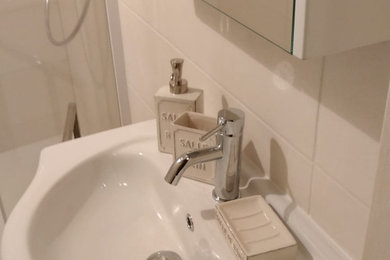 ニースにあるコンテンポラリースタイルのおしゃれなトイレ・洗面所の写真