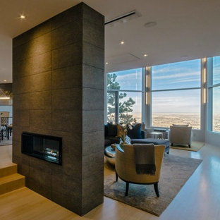 Idéer för ett modernt vardagsrum, med bambugolv, en dubbelsidig öppen spis och en spiselkrans i trä