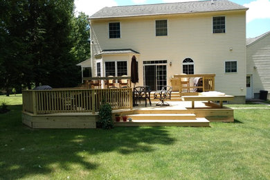 Inspiration for a timeless deck remodel in New York