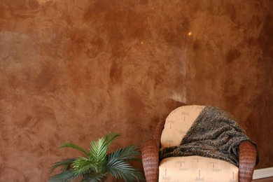 Diseño de salón para visitas cerrado tradicional de tamaño medio sin chimenea y televisor con paredes marrones, suelo de madera en tonos medios y suelo marrón