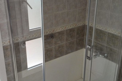 Ejemplo de cuarto de baño minimalista pequeño con ducha a ras de suelo, baldosas y/o azulejos blancos y aseo y ducha