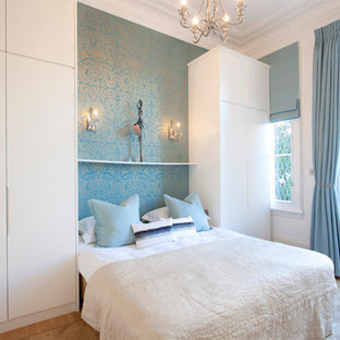 Imagen de dormitorio escandinavo con paredes azules