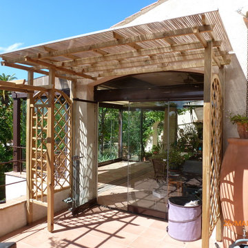 Extension de terrasse avec pergola à toiture vélum rétractable et murs de verre