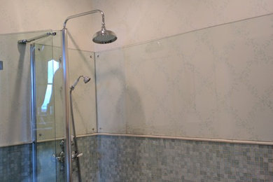 エディンバラにあるお手頃価格の広いトラディショナルスタイルのおしゃれな子供用バスルーム (ドロップイン型浴槽、シャワー付き浴槽	、ベージュのタイル、セメントタイル、ベージュの壁) の写真