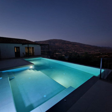 Piscina iluminada.
