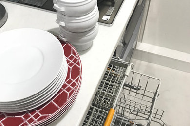 東京23区にあるお手頃価格のコンテンポラリースタイルのおしゃれなキッチン (シングルシンク、ベージュのキャビネット、人工大理石カウンター、白いキッチンパネル、白い調理設備、白い床) の写真