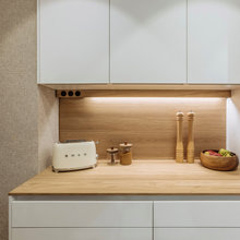 Una cocina cálida con ‘office’ donde todo encaja en su lugar