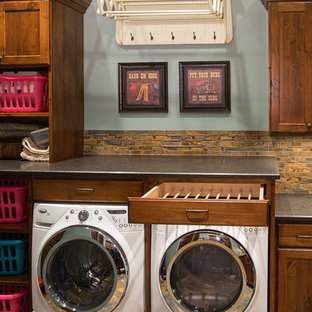 他の地域の中サイズのトラディショナルスタイルのおしゃれなランドリールーム (シェーカースタイル扉のキャビネット、濃色木目調キャビネット、御影石カウンター、青い壁、スレートの床、左右配置の洗濯機・乾燥機) の写真