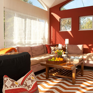 Cette image montre une salle de cinéma bohème de taille moyenne et ouverte avec un mur rouge, un sol en calcaire et un sol beige.