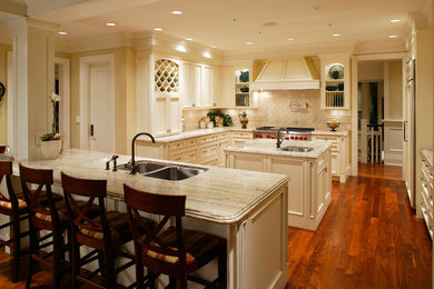 Kitchen - traditional kitchen idea in Raleigh