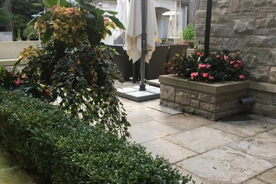 Inspiration for a modern landscaping in Toronto.
