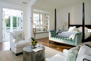 Example of a classic bedroom design in Los Angeles