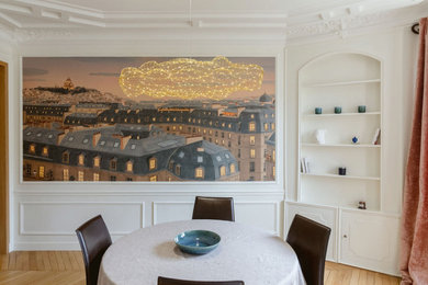 Cette photo montre une salle à manger chic avec un mur beige, parquet clair, aucune cheminée et du papier peint.