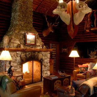 Ispirazione per un piccolo soggiorno rustico chiuso con pareti marroni, camino classico e cornice del camino in pietra