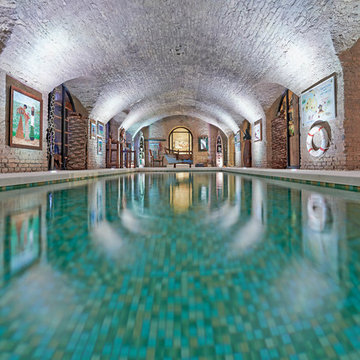 Schwimmbad im historischen Gewölbekeller