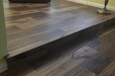 Example of a transitional living room design in Chicago