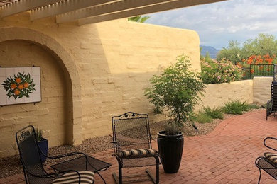 Modelo de jardín de secano de estilo americano pequeño en verano en patio trasero con paisajismo estilo desértico, exposición total al sol y adoquines de ladrillo