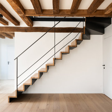 Escalier vu du bas, sous les poutres