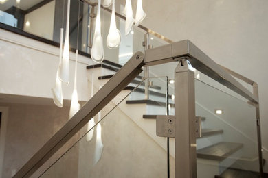 Diseño de escalera recta moderna con escalones de madera y contrahuellas de madera pintada