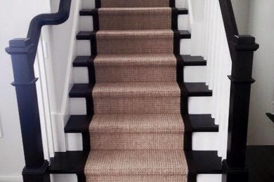Design ideas for a mid-sized traditional carpeted u-shaped staircase in Chicago with carpet risers and wood railing.