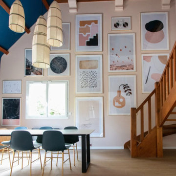 utilisation de cadres grands formats pour un effet galerie d'art