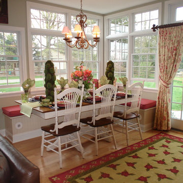 Traditional Kitchen Dining Table with Bench Seating