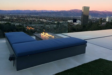 Inspiration for a large modern deck in Los Angeles with no cover.