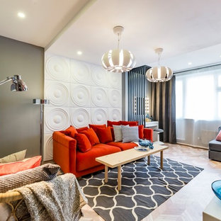 Новые идеи обустройства дома: парадная, изолированная гостиная комната в современном стиле с светлым паркетным полом и бежевым полом