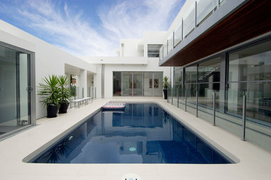 Inspiration for a contemporary pool in Gold Coast - Tweed.