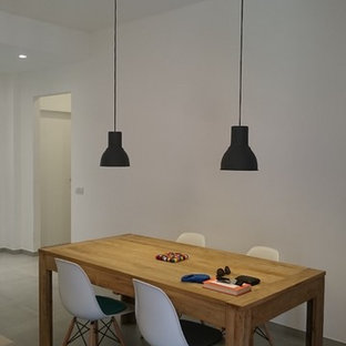 カリアリの地中海スタイルのLDKの画像 (白い壁、磁器タイルの床)