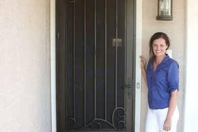 フェニックスにある高級な広いラスティックスタイルのおしゃれな玄関ドア (ベージュの壁、コンクリートの床、黒いドア) の写真